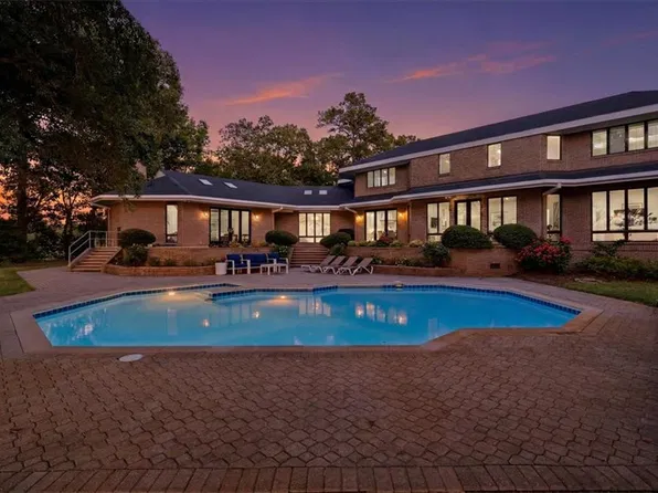 1242 N Inlynnview Rd, Virginia Beach, VA 23454