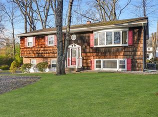 8 Carriage Ln, New City, NY