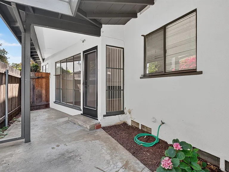 425 S Los Robles Ave — Photo 15