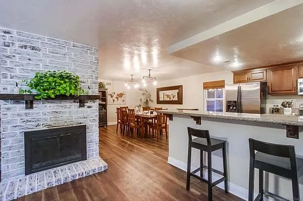 3 bed, 2260 sqft, $4,750 — Photo 3