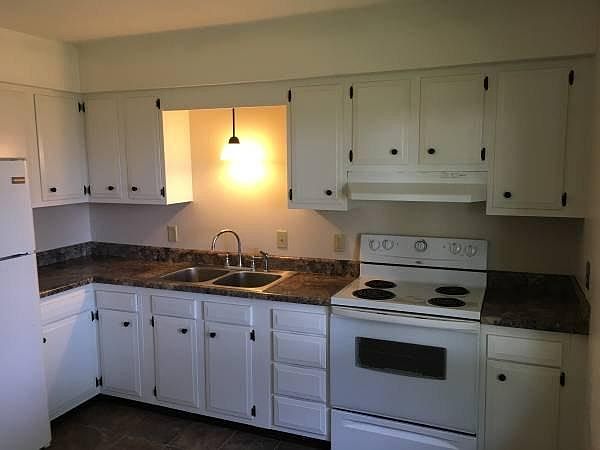 Large kitchen fridge and stove stays