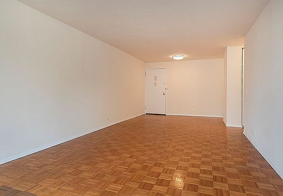 4th image of 211 W 56th St #D32