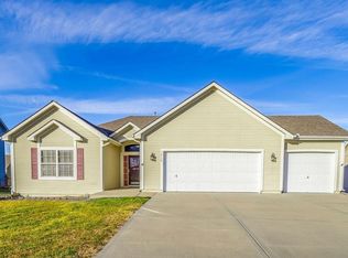 1910 Sequoia Dr, Raymore, MO 64083