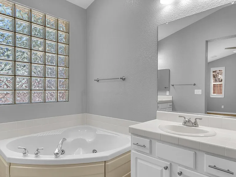 4798 Village Green Pkwy — Photo 21