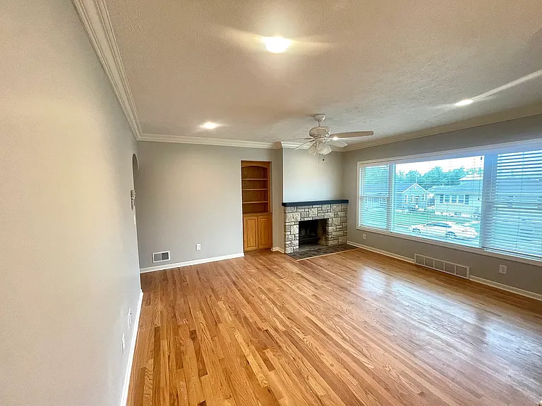 6464 William St — Photo 4