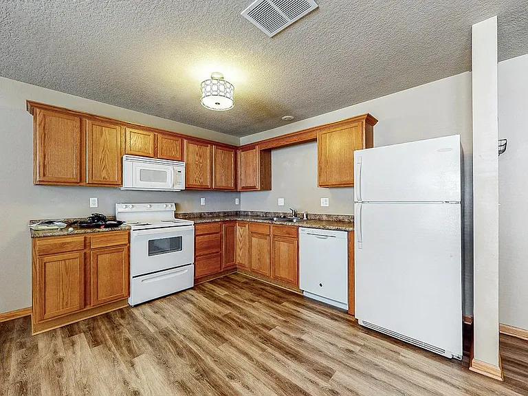 385 NE Sandalwood — Photo 4