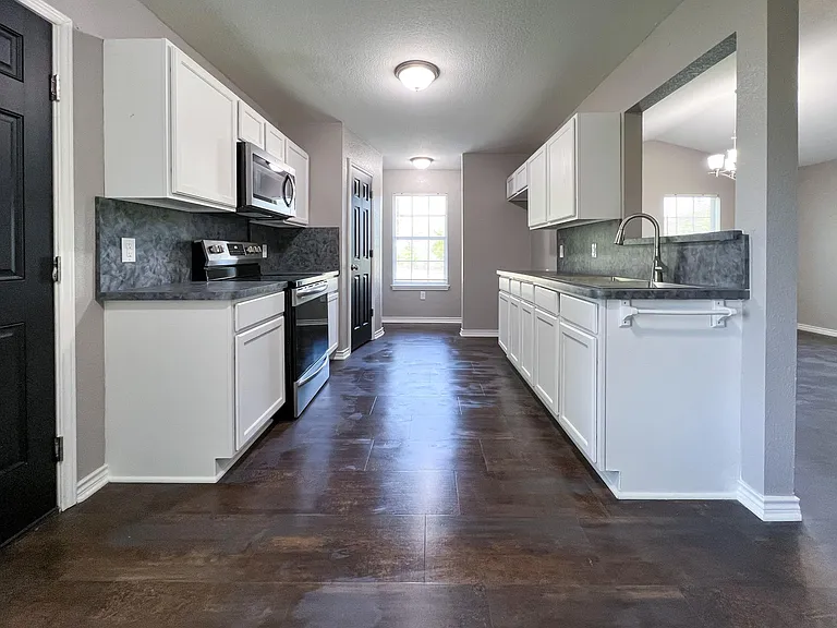 213 N Ave E — Photo 14