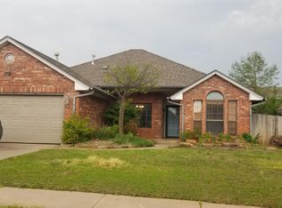 1113 NE 11th St, Moore, OK 73160