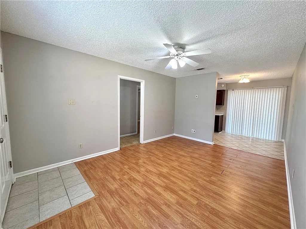 2 bed, 1.5 bath, 1830 sqft, $1,150 — Photo 2