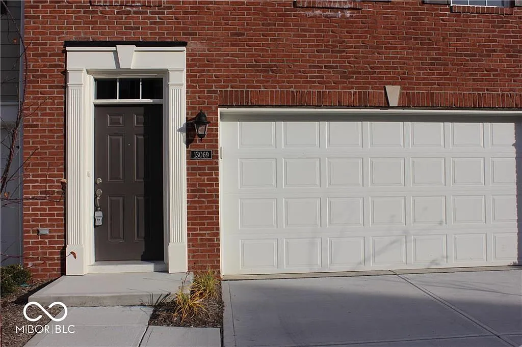 3 bed, 2.5 bath, 2592 sqft, $2,650 — Photo 3