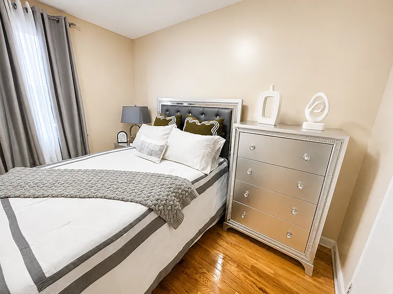 Enjoy a clean, fully furnished private bedroom with hardwood floors, natural light, an extra-large closet, air conditioning, a wall-mounted 65-inch Smart TV with Netflix, and high-speed Wi-Fi. Quiet, comfortable, and ideal for professionals or students.