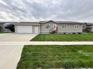 2332 S Lawson St, Aberdeen, SD 57401