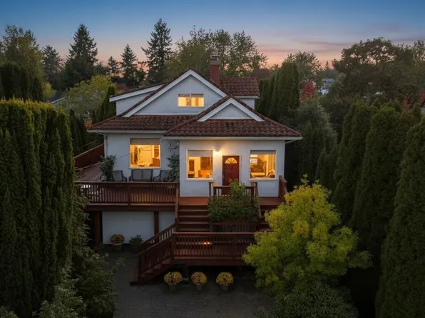 1295 Santa Rosa Ave, Saanich, BC V8Z 2V5