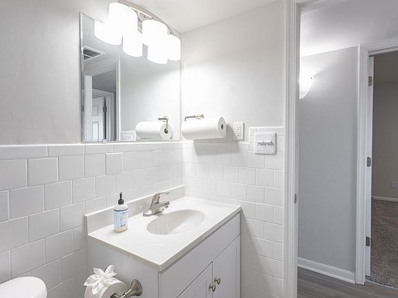 5th image of 372 Beechmont Dr #39131A