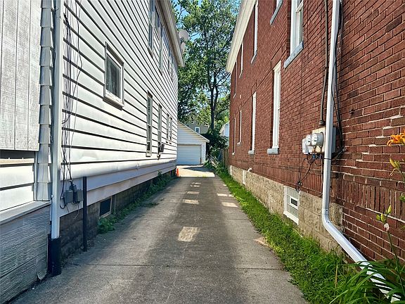 3rd image of 131 E 30th St