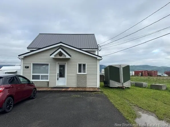 87 Vanier St, Campbellton, NB E3N 1T8