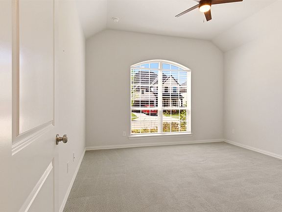 4th image of 549 Cedarwood St