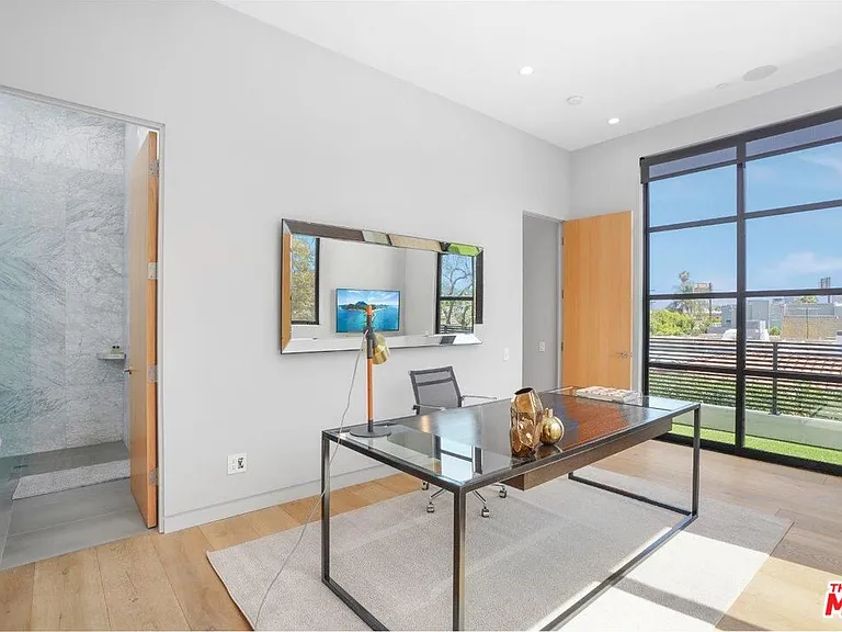 346 N Kings Rd — Photo 24