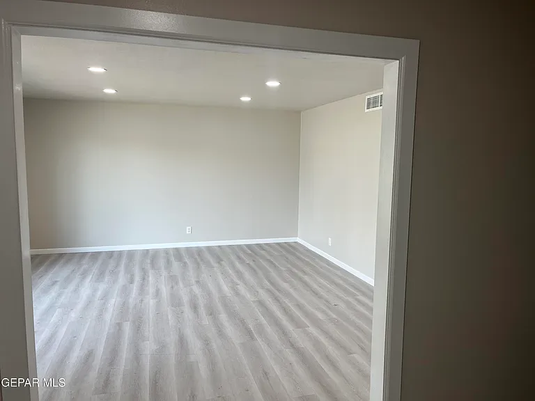 8600 Edgemere Blvd — Photo 15