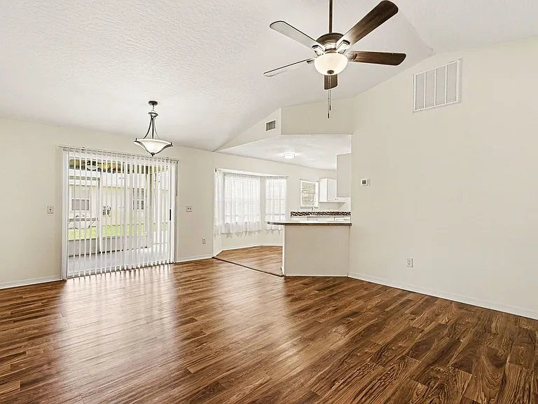 880 Vocelle Ave — Photo 7