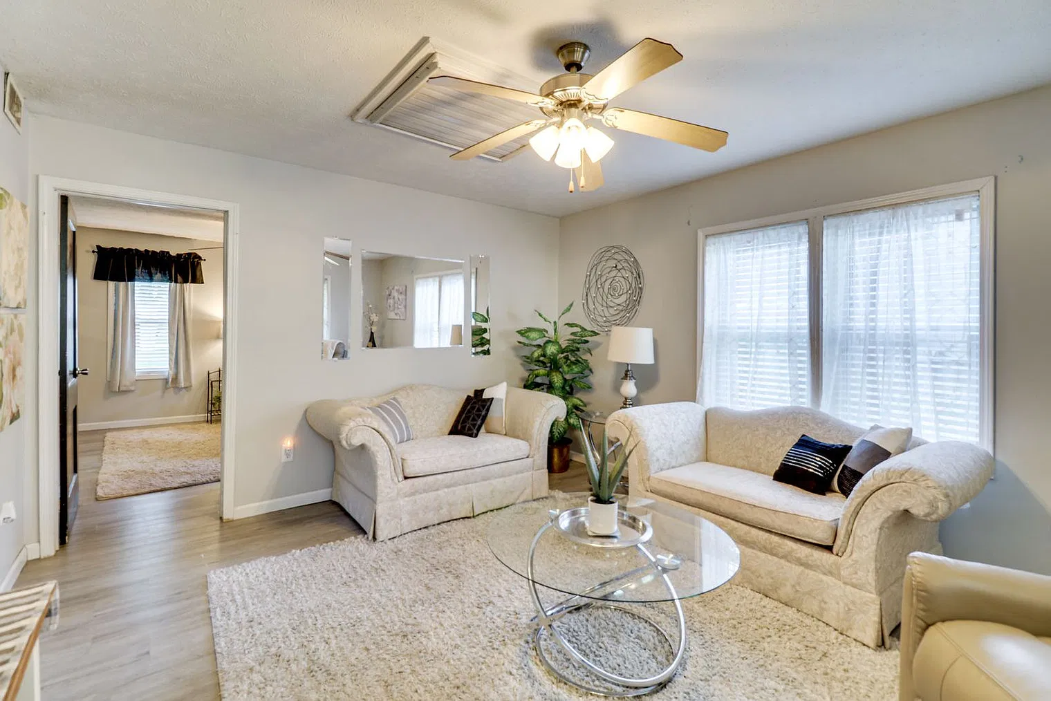 1 bed, 1.0 bath, 742 sqft, $2,322 — Photo 3