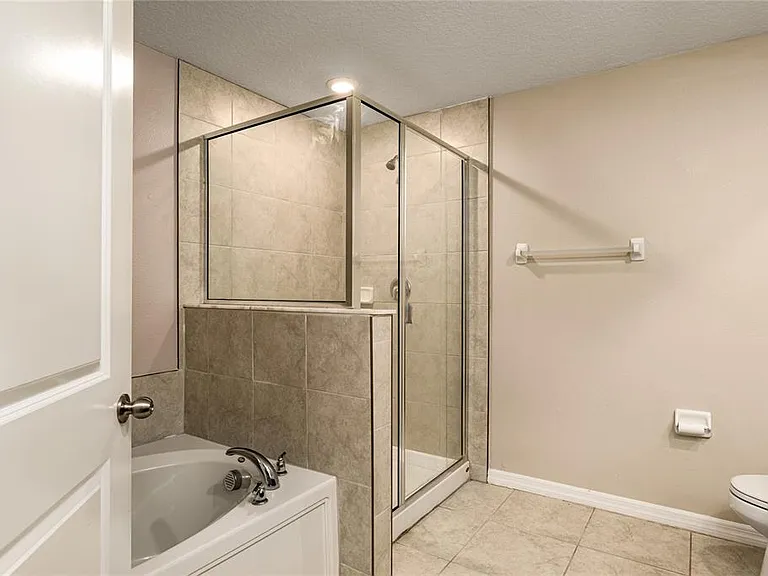 724 Royal Empress Dr — Photo 29