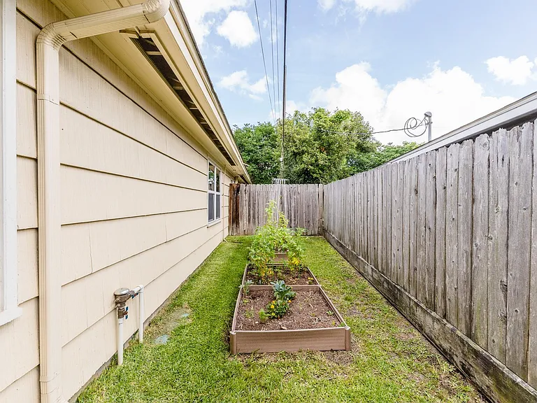 8323 Lorrie Dr — Photo 38