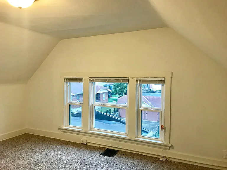 5th Bedroom (Third floor)
