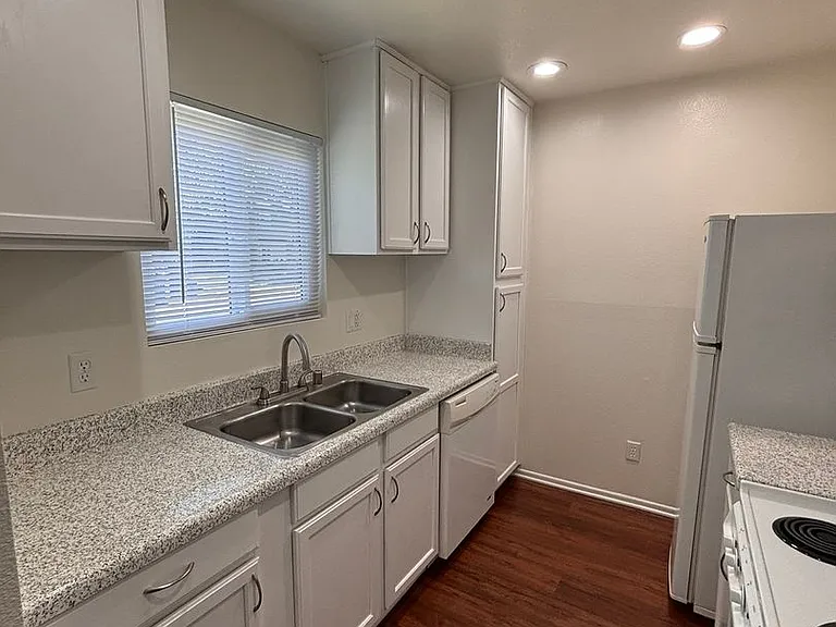 23251 Los Alisos Blvd — Photo 20