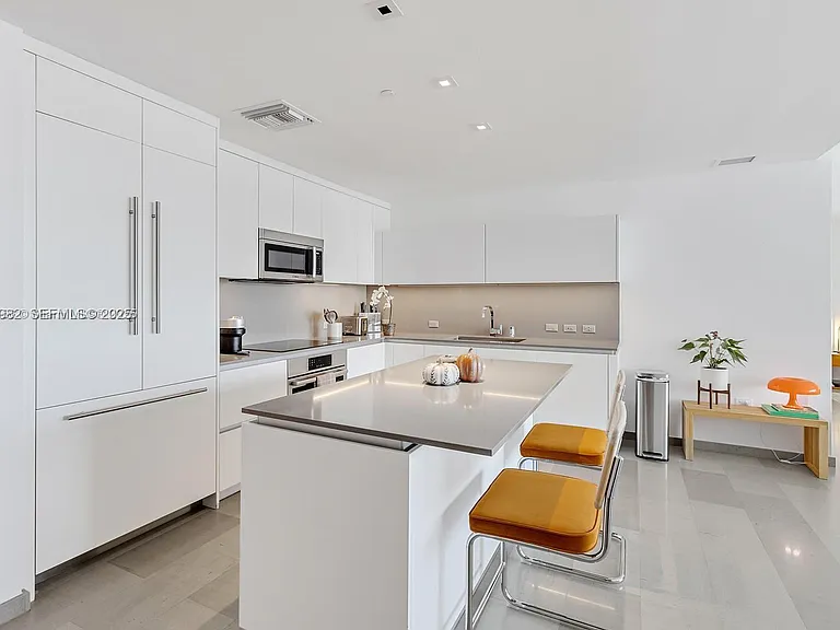 88 SW 7th St #1710 — Photo 3