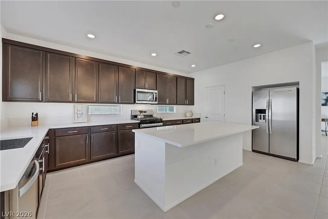 5 bed, 2832 sqft, $2,745 — Photo 2
