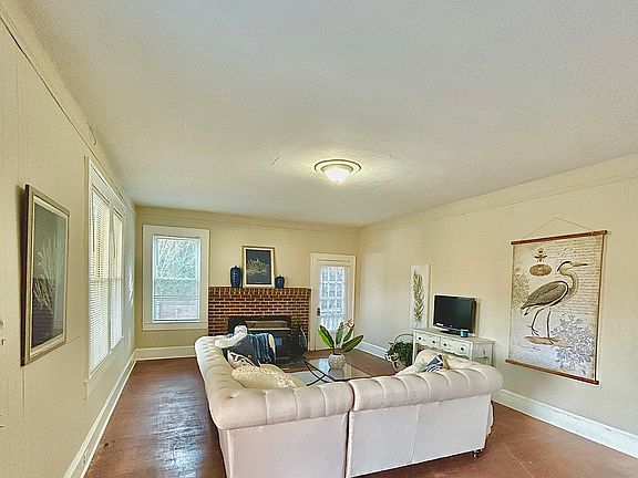 Hardwood floors are in perfect shape, and a new screen or polish would really make them pop!