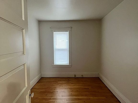 4th image of 327 S Gardiner Ave APT 1
