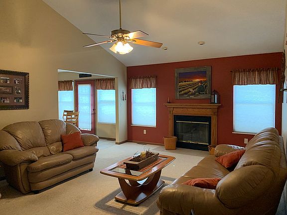 Living room w/gas fireplace 