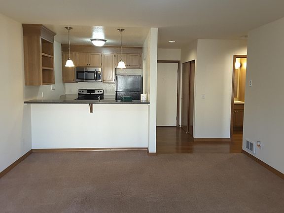 4th image of 11500 Pinehurst Way NE #412