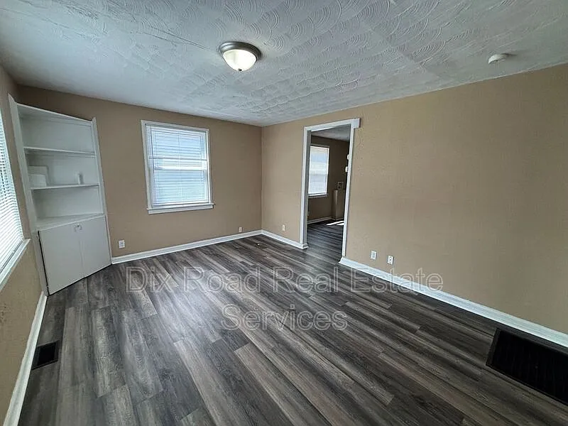 3 bed, 1.0 bath, 1015 sqft, $1,050 — Photo 4
