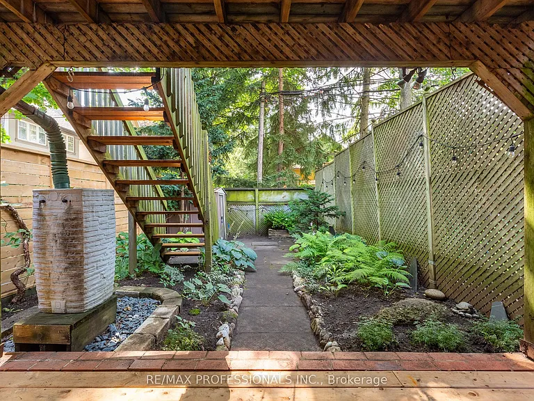 4 Runnymede Rd — Photo 39