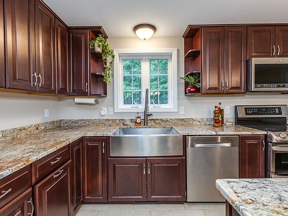 4th image of 102 Heather Hill Ln