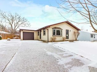 204 Hillside Ct, Pekin, IL