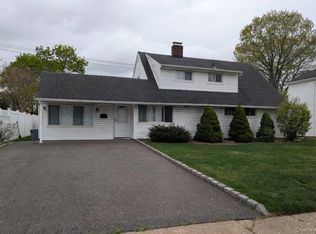 15 Falcon Ln, Levittown, NY 11756