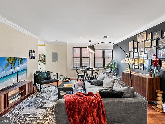 3rd image of 1939 Chestnut St #2D