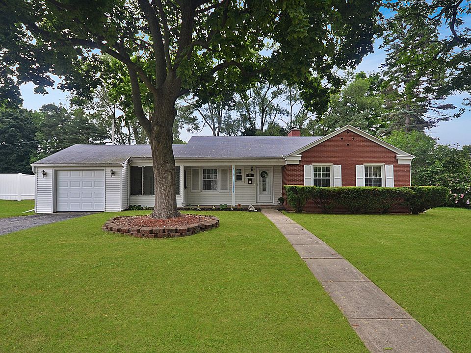 1st image of 32 Clinton Dr E