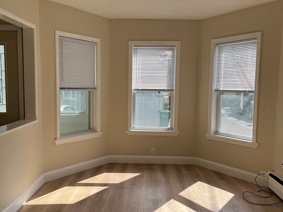 1st image of 19-21 Leavitt Pl #1