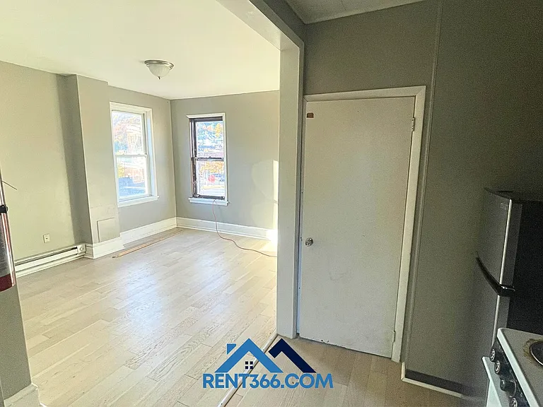 101 N George St — Photo 5