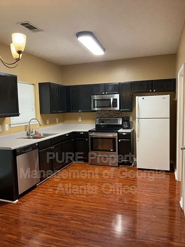 3 bed, 2.5 bath, 1401 sqft, $1,695 — Photo 3
