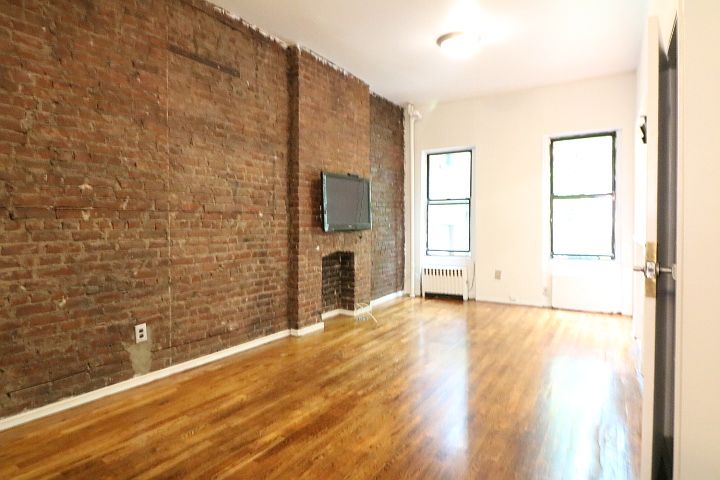 1st image of 370 W 46th St #2B