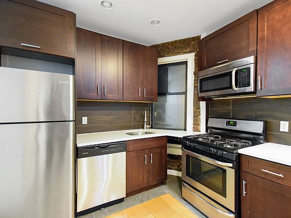 4th image of 429 Lenox Ave APT 15