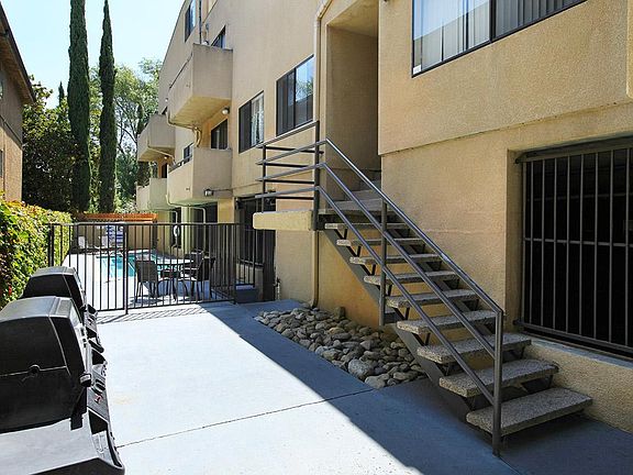 5th image of 6210 Woodman Ave APT 211