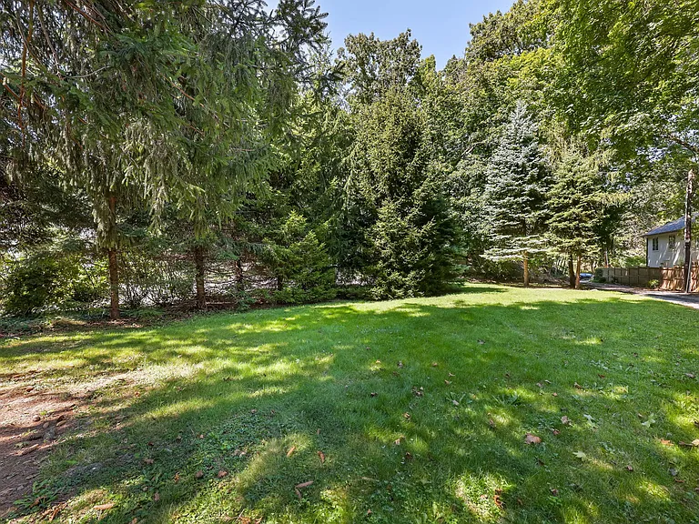 14 Grove Ln — Photo 31