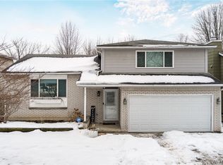 92 Sunset Ct, Amherst, NY 14228